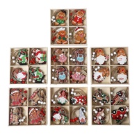 Pendentifs en bois peints pour Noël, fabriqués en Chine, dans une boîte en bois avec des décorations d'arbre et de petits cadeaux