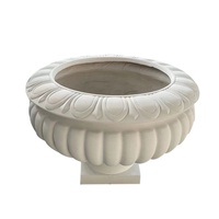 Pot de fleurs classique en pierre sculpté à la main pour jardin extérieur avec motif circulaire et base sur piédestal
