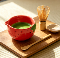Ensemble de bols à matcha en céramique artisanale motif fraise, Chawan rose avec bec verseur, fouet en bambou, cuillère et support Chasen – Cadeau pour cérémonie du thé