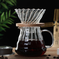 Ensemble de cafetière moderne et minimaliste en verre gris fumé électroplaqué, avec pot en noyer, filtre à café en forme de nuage et pot à café manuel