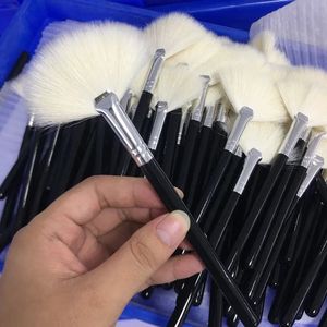 <span class=keywords><strong>Pinceau</strong></span> éventail professionnel en poils <span class=keywords><strong>de</strong></span> chèvre blancs pour application <span class=keywords><strong>de</strong></span> masque facial et <span class=keywords><strong>mousse</strong></span> <span class=keywords><strong>de</strong></span> maquillage – Idéal pour esthéticiennes et soins <span class=keywords><strong>de</strong></span> la peau - Product Image 3