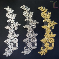 Appliques florales brodées en lurex argenté avec cordon de strass