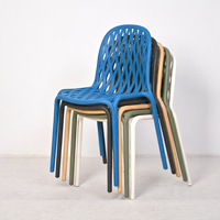 Chaise de salle à manger moderne en gros, robuste, en PP, pour extérieur, avec dossier bulle, en résine, fibre plastique, empilable