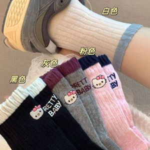 Chaussettes mi-mollet pour femmes avec motif de chat de dessin animé, revers côtelé, respirantes, pour un style automnal - Product Image 3
