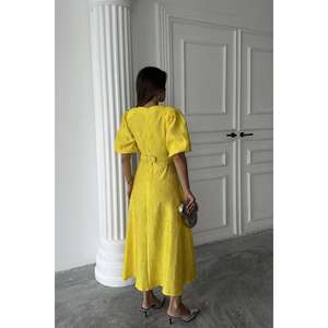 Robe portefeuille jaune chatoyante ceinturée en tissu tissé, taille naturelle, respirante, pour le bureau - Product Image 1