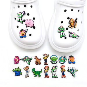 Nouveauté en gros, breloques de chaussures en PVC souple, design de dessin animé Toy Story Buzz Woody Strawberry Bear, décoration personnalisée, accessoires de bricolage - Product Image 3