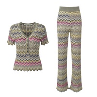 Ensemble deux pièces pour femmes OUDINA, haut à manches courtes à col en V avec motif en zigzag, pantalon tricoté taille haute, style décontracté et élégant