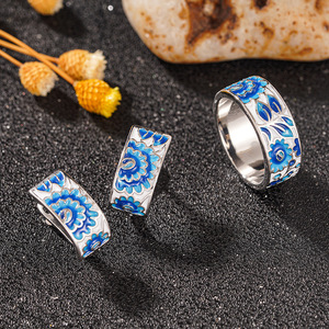 Orecchini a Cerchio Floreali Smaltati con Sfumature, Anello a Fiore Elegante e Fresco, Gioielli da Donna - Product Image 4