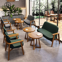 Ensemble de table et de chaises pour café style similaire, thé au lait, dessert, restaurant, canapé en cuir, chaise en bois massif