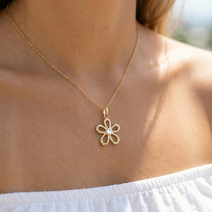 Collar con Colgante de Flor en Acero Inoxidable Chapado en Oro Estilo París Retro con Circonitas, Regalo de Cumpleaños Elegante y Chic para Damas - Product Image 1