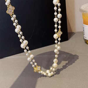 Nuova Collana Lunga di Design Firmata di Alta Gamma con Ciondolo a Quadrifoglio, Catena per Maglione con Perle e Diamanti Scintillanti dal Design di Nicchia e di Tendenza - Product Image 6
