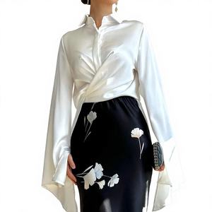 Blusa Blanca Satinada Modesta con Botones, Cuello Camisero, Manga Acampanada y Detalle Cruzado Delantero, Estilo Casual Elegante Islámico, con Efecto Arrugado, para Uso Diario y Ramadán - Product Image 6