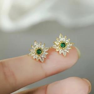 Pendientes de Flor Dorada con Esmeralda en Oro Sólido de 18K, Diamantes de Corte Baguette con Engaste de Garra, Clásicos para Uso Diario de Mujer - Product Image 3