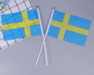 Venta al por mayor promocional 14*21cm pequeño sueco Suecia mano ondeando Bandera de elección nacional - Product Image 6