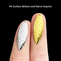 Vente en gros Leurre de pêche spinnerbait en acier avec lames en forme de feuille de saule, surface lisse alvéolée, couleurs or et argent