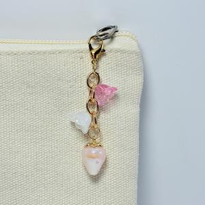 Porte-clés Fraise Tendance, Breloque Délicate pour Sac, Pendentif Fleur pour Femmes et Filles, Accessoire de Bijouterie, Cadeau - Product Image 5