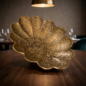 Assiette décorative en métal faite à la main, forme de fleur, motif végétal gravé, style vintage - Product Image 1