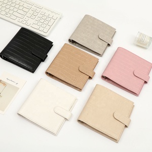 Taccuino Personalizzato A7 con Copertina Rigida in Pelle, Righe Larghe, Fascia Elastica, Portapenna e Tasca + Divisori per Pagine, Idea Regalo - Product Image 4