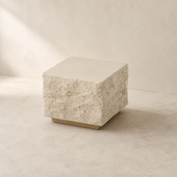 Table d'appoint moderne minimaliste en fibre de verre peinte beige, table d'appoint carrée en faux pierre avec base dorée pour salon