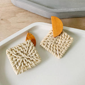 Pendientes de Botón Hipoalergénicos de Plata Plateada Tejidos a Mano, Geometría de Aleación para Mujer UIONEN 237 - Product Image 2