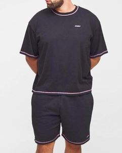 Ensemble décontracté pour homme Black Plus Official : T-shirt ample et respirant à imprimé contrastant avec surpiqûres et short en jersey décontracté pour l'été - Product Image 1