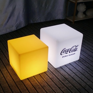 Chaise lumineuse <span class=keywords><strong>de</strong></span> <span class=keywords><strong>bar</strong></span> pour l'<span class=keywords><strong>extérieur</strong></span> Chaise lumineuse Cubos Chaise <span class=keywords><strong>de</strong></span> <span class=keywords><strong>bar</strong></span> carrée Siège cube pour s'asseoir Tabourets <span class=keywords><strong>de</strong></span> <span class=keywords><strong>bar</strong></span> Meubles <span class=keywords><strong>de</strong></span> location à LED - Product Image 4
