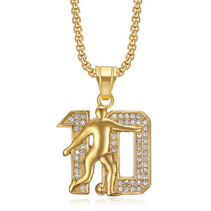 Collier pendentif glamour sur le thème du football, figurine <span class=keywords><strong>de</strong></span> <span class=keywords><strong>joueur</strong></span> <span class=keywords><strong>de</strong></span> football n° 10 dribblant en détail - Product Image 5