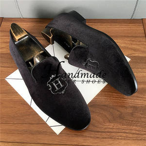 Chaussures LeFou – Chaussures décontractées en daim brodé pour hommes, respirantes et tendance, idéales pour les coiffeurs, chaussures paresseuses à enfiler - Product Image 5