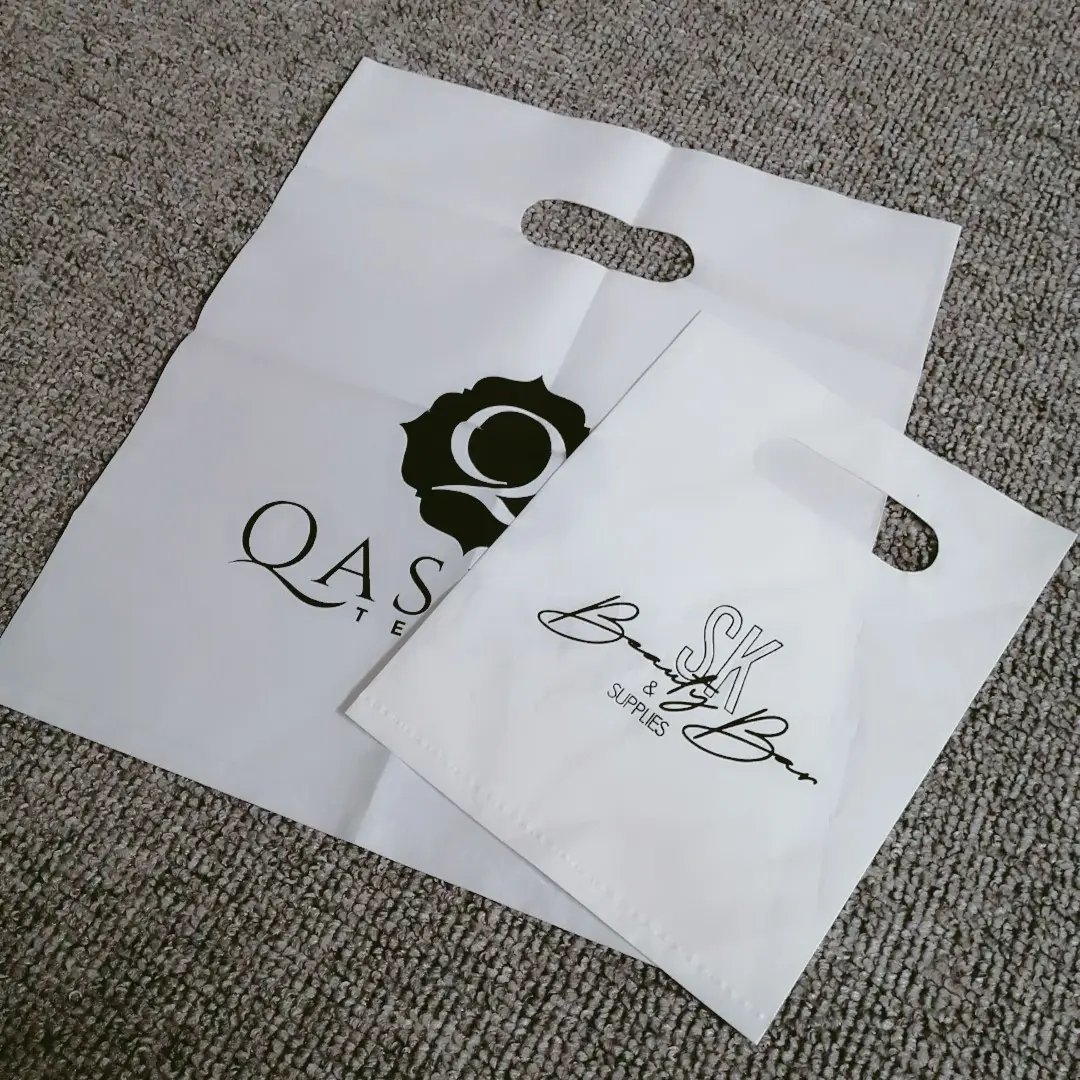Logo personnalisé sac à provisions découpé à l'emporte-pièce sac d'emballage PE-HD boutique de détail sacs en plastique de couleur pour les magasins