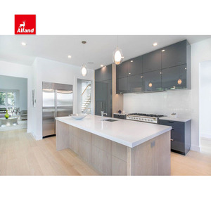 Placard de cuisine gris brillant mélangé avec des dalles de chêne teinté avec hotte dissimulée et de nombreuses armoires de rangement - Product Image 2