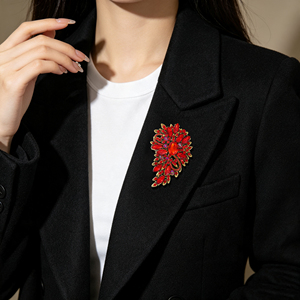 Broche de luxe en cristal en forme de fleur, plaquée or, avec strass, épingle de revers en forme de feuille pour femme, accessoires de robe de mariée, vente en gros - Product Image 4