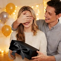 Boîte cadeau magnétique noire avec logo personnalisé, ruban en satin, boîte rigide de luxe, poignée portable pour cosmétiques, bijoux, mariage