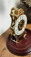 Horloge de bureau squelette à pendule frontale en laiton doré style français, répétiteur 15 jours, avec base en bois