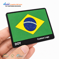 Fournisseur de patchs PVC flexibles à coudre, étiquettes en caoutchouc personnalisées avec logo imprimé numériquement pour vêtements, avec bordure en relief moulée