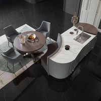 Meubles de cuisine modulaires haut de gamme modernes et personnalisés avec îlot incurvé, présentoir à vin LED, finition acrylique, charnières et robinet pour villa