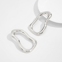 Boucles d'oreilles clous en métal ajouré de forme organique minimaliste pour femmes, grandes boucles d'oreilles tendance et massives, accessoires de mode, bijoux cadeau
