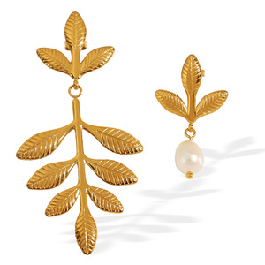 ต่างหูรูปใบไม้ สีทอง มุกสีขาว สไตล์หรูหราสำหรับผู้หญิง สวมใส่ได้ทุกวัน - Product Image 5