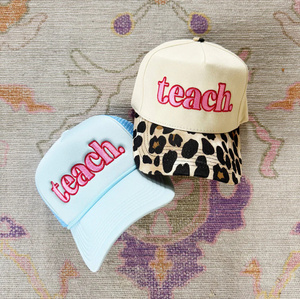Gorra de béisbol de malla ajustable con bordado de arcoíris a rayas y diseño de maestra para mujer - Product Image 5