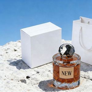 Flacon de parfum en verre transparent de 100 ml, design rond de luxe, parois épaisses, avec vaporisateur à pompe argenté. - Product Image 3
