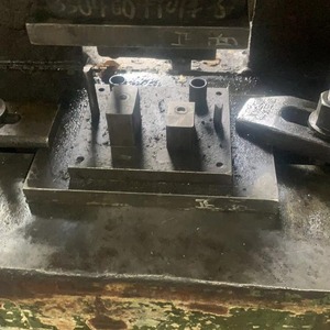 Matrice de découpe personnalisée avec résistance à l'usure et traitement de surface par trempage pour la fabrication de pièces métalliques - Product Image 1