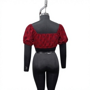 เสื้อครอปผู้หญิงลายจุดสีแดงพร้อมเสื้อแขนทรงบอลลูนคอเหลี่ยมสำหรับใส่ในงานปาร์ตี้ฤดูใบไม้ผลิฤดูร้อน - Product Image 2