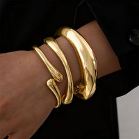 Bracelet manchette en métal exagéré, inspiré d'Instagram, au design complexe, finition polie élégante, design géométrique minimaliste, style vintage