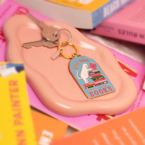Portachiavi in Smalto '<span class=keywords><strong>Non</strong></span> Esiste Tanto Cibo Quanto Libri' Accessori Booktok Regali per Amanti dei Libri Portachiavi Personalizzato in Smalto Duro - Product Image 3