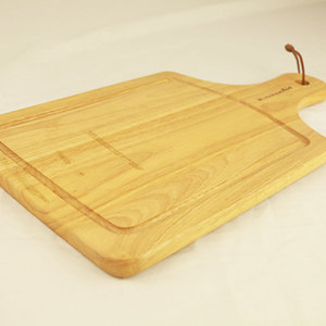 Planche à découper en bois de caoutchouc 36x18x1.5cm avec poignée pour usage en cuisine - Product Image 1