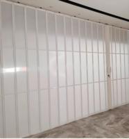 Porte de sécurité coulissante et pliante moderne en polycarbonate, type volet contemporain, avec fonction antivol et ouverture latérale transparente