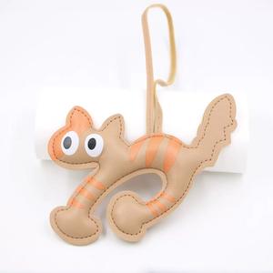 Porte-clés en cuir PU chaton de dessin animé amusant et mignon, personnalisé avec l'image de votre animal de compagnie. - Product Image 2