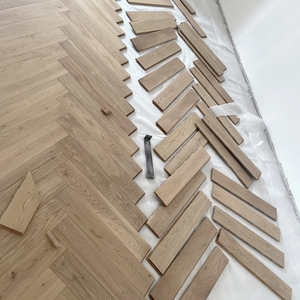 <span class=keywords><strong>Chevron</strong></span> Herringbone Floor Engineering Parquet <span class=keywords><strong>Chevron</strong></span> <span class=keywords><strong>en</strong></span> chêne Plancher <span class=keywords><strong>en</strong></span> bois d'ingénierie Plancher <span class=keywords><strong>en</strong></span> bois d'ingénierie Parquet d'ingénierie - Product Image 5
