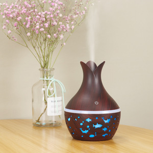 เครื่องกระจายน้ำมันหอมระเหยลายไม้ 300 มล. พร้อมไฟ LED และฟังก์ชั่นเพิ่มความชื้น สำหรับใช้ในบ้านและสำนักงาน ใช้พลังงานจาก USB และมีฟังก์ชั่นตั้งเวลา - Product Image 2