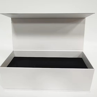 Boîte cadeau de luxe noire avec logo personnalisé et couvercle à rabat magnétique Emballage en papier gaufré haut de gamme avec des matériaux recyclés Boîtes rigides