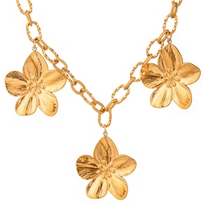 Collier en acier inoxydable plaqué or 18 carats à motif floral, pendentif rétro exagéré en forme de fleur à trois pétales - Product Image 3